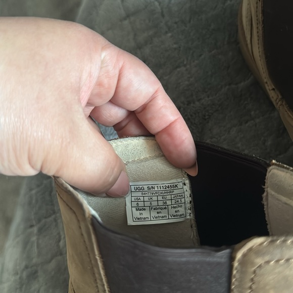 Ugg - Picture 7 of 7